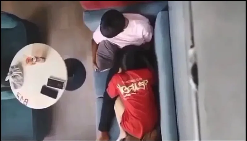 Quay lén người yêu bú bú cho bồ nơi công cộng