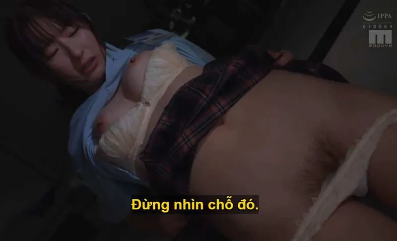 Ông chủ lập mưu quan hệ tình dục với cô nhân viên kiêu kỳ lười nhác, suốt ngày chỉ chăm chăm nhắn tin cho người yêu.